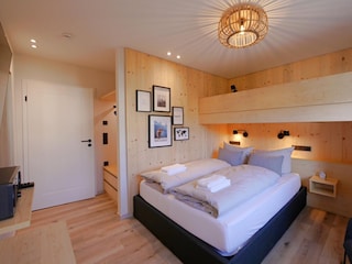 Junior-Schlafzimmer mit Smart-TV und Soundsystem