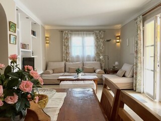 Living room with SAT-TV, WLAN, sofa, large table