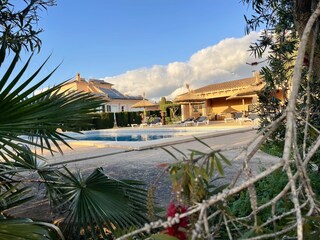 Großer Poolbereich, Sonnenliegen, Schirme, Poolhaus