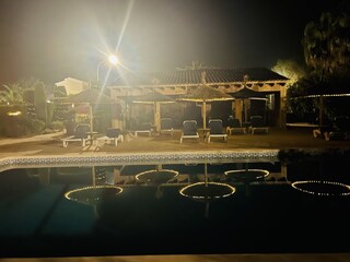Romantische Beleuchtung am Pool
