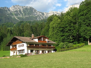 Das Haus, im Hintergrund der Kehlstein