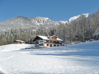 Das Haus im Winter, direkt an der Loipe