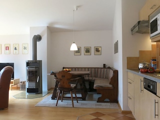 Küchenzeile mit Essecke