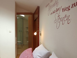 Das Badezimmer neben dem Schlafzimmer