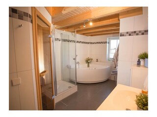 Bad EG mit Sauna, Whirlpool, Dusche, WC