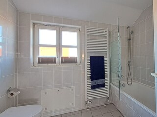 Tageslicht-Badezimmer mit Badewanne