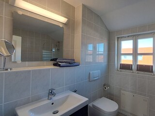 Tageslicht-Badezimmer mit Badewanne