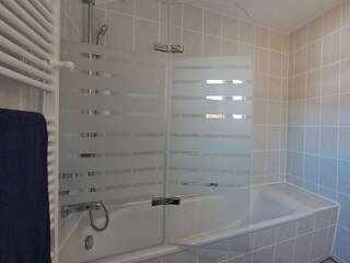 Tageslicht-Badezimmer mit Badewanne