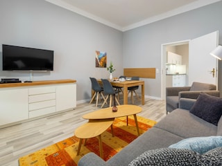 Wohn- und Essbereich mit Zugang zum Balkon