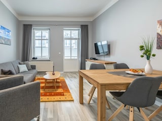 Wohn- und Essbereich mit Zugang zum Balkon