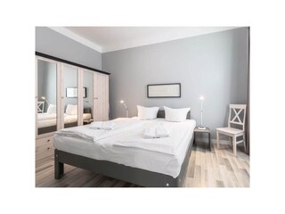 Schlafzimmer mit Doppelbett und Kleiderschrank