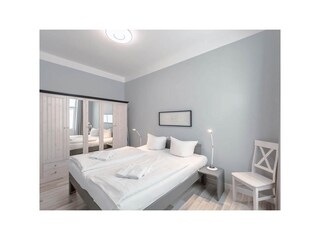 Schlafzimmer mit Doppelbett und Kleiderschrank