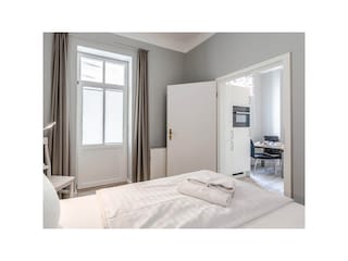 Schlafzimmer mit Doppelbett und Kleiderschrank