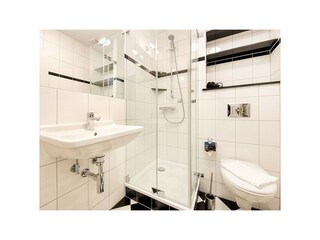 Innenliegendes Badezimmer mit Dusche