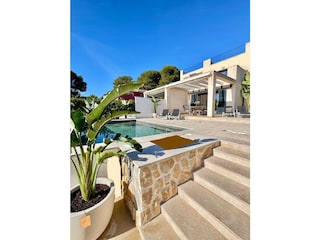 Eingang mit Blick auf Terrasse und Pool