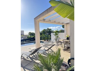 Terrasse mit Blick auf den Pool