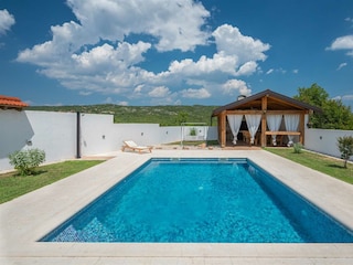 Der Außenbereich der Villa ist ein wahres Refugium