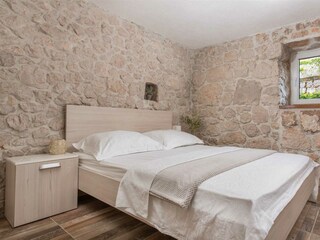 Schlafzimmer 3: Befindet sich im Untergeschoss und verf