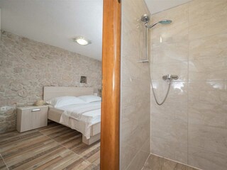 Schlafzimmer 3: Befindet sich im Untergeschoss und verf