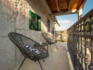 Balkon mit Blick auf die traditionelle Umgebung der alt
