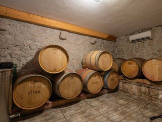 Der private Weinberg der Villa bietet eine Auswahl an e