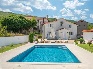 Der Außenbereich der Villa ist ein wahres Refugium