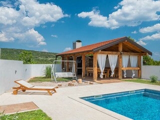 Entspannen Sie sich unter dem großen Sonnenschirm auf e