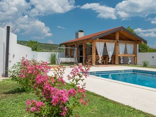 Entspannen Sie sich unter dem großen Sonnenschirm auf e