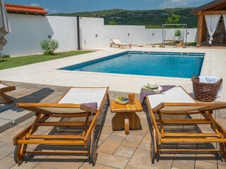 Der gepflegte Garten mit mediterranen Pflanzen wertet d