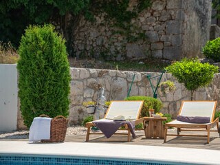 Der gepflegte Garten mit mediterranen Pflanzen wertet d