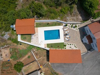 Eingebettet in die ruhigen Berge bietet es eine perfekt