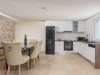 Der offene Wohn- und Essbereich umfasst eine voll ausge