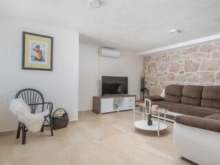 Der Wohnbereich bietet ein großes, bequemes Sofa und ei