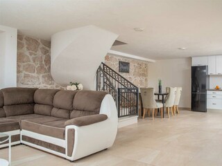 Der Wohnbereich bietet ein großes, bequemes Sofa und ei