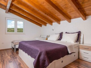 Schlafzimmer 2: Doppelbett (180x200 cm), Einzelbett, Ba