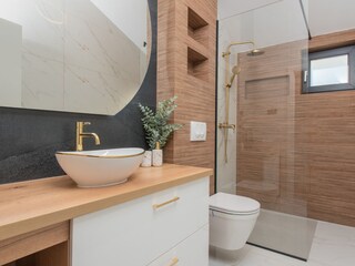Family bathroom no. 1 with shower