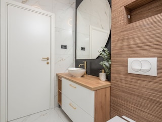 Family bathroom no. 1 with shower