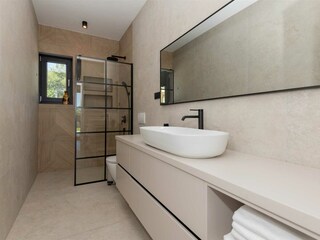 amily bathroom with a shower between the bedrooms