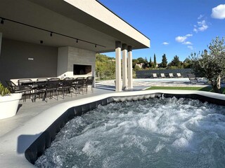 Jacuzzi and heated Pool, ideal for soak up the sun.