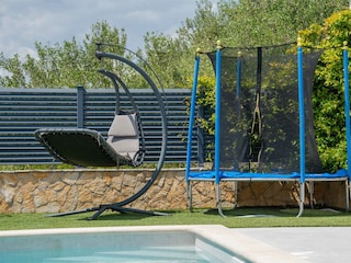 Außenspielplatz für Kinder neben dem Pool.