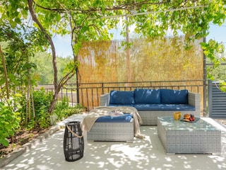 Lounge-Bereich mit natürlichem Schatten