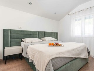 11m² room with a king-size bed (180x200 cm).