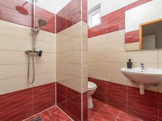 eigenes Badezimmer mit Dusche.