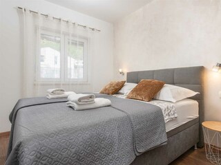 Schlafzimmer Nr. 6 –16 m² Fläche mit Kingsize-Bett