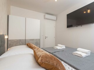 Schlafzimmer Nr. 6 –16 m² Fläche mit Kingsize-Bett