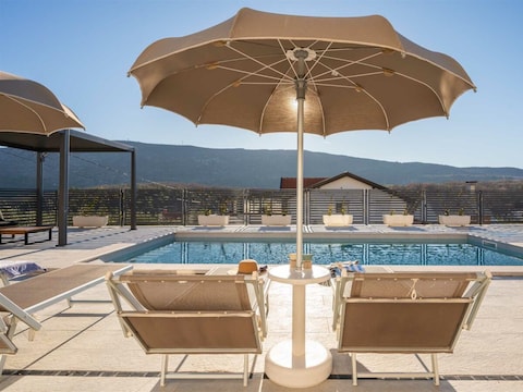 NEW! Villa Magnolia with 41 sqm pool, Jacuzzi, 8km from sea