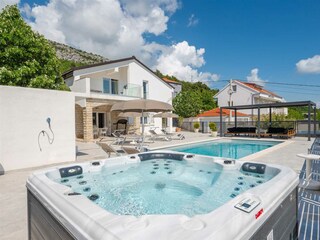 Ein entspannender Whirlpool und eine Außendusche.