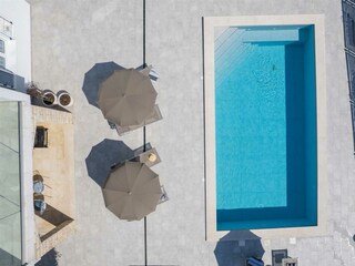 Neben dem Pool befindet sich der Jacuzzi