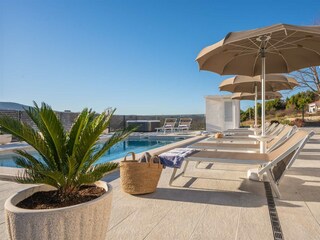 Pooltag auf dieser geräumigen Außenterrasse