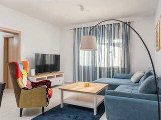 bequeme Sofas, ein Smart-TV und eine PlayStation 4.